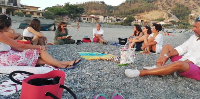 “Donne insieme”, anche in spiaggia, per incontrarsi, discutere, leggere libri