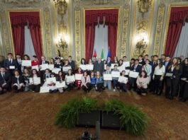 Il Presidente Mattarella e gli Alfieri premiati nell'edizione del 2018, prima della pandemia (foto Quirinale)