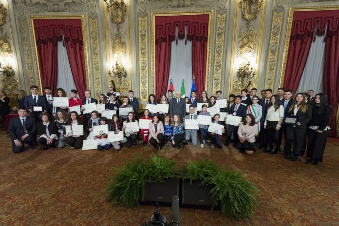 Il Presidente Mattarella e gli Alfieri premiati nell'edizione del 2018, prima della pandemia (foto Quirinale)