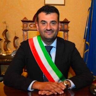 Antonio Decaro con la fascia tricolore come sindaco di Bari (foto dal suo profilo Twitter)