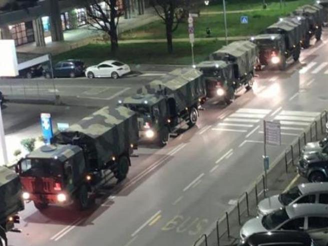 La triste sfilata di bare sui camion dell'esercito un anno fa a Bergamo