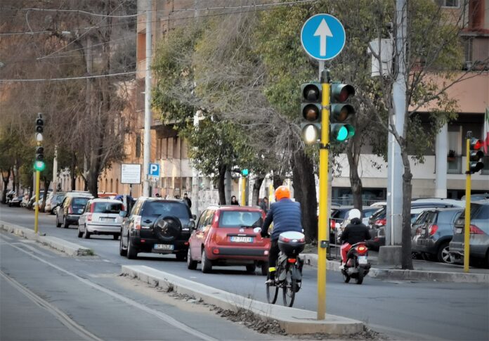 Bici nel traffico a Roma