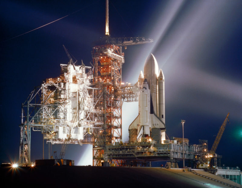 Lo Space Shuttle Columbia sulla rampa di lancio della missione STS-1