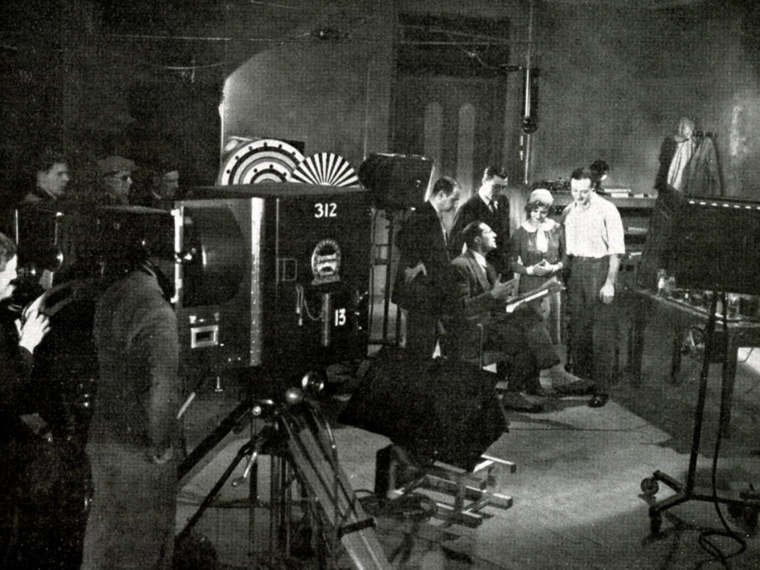 Gli attori Anna Maria Dossena e Silvio Orsini seguono le indicazioni del regista sul set del film “Televisione” del 1931