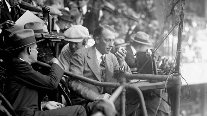 Graham McNamee mentre fa la radiocronaca di un incontro di baseball al Griffith Stadium nel 1924