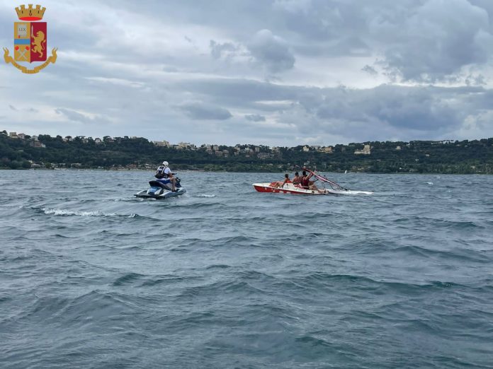 Le operazioni di soccorso della polizia al lago Albano di Castel Gandolfo