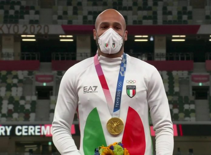 Marcell Jacobs sul podio olimpico (foto Agenzia Dire)