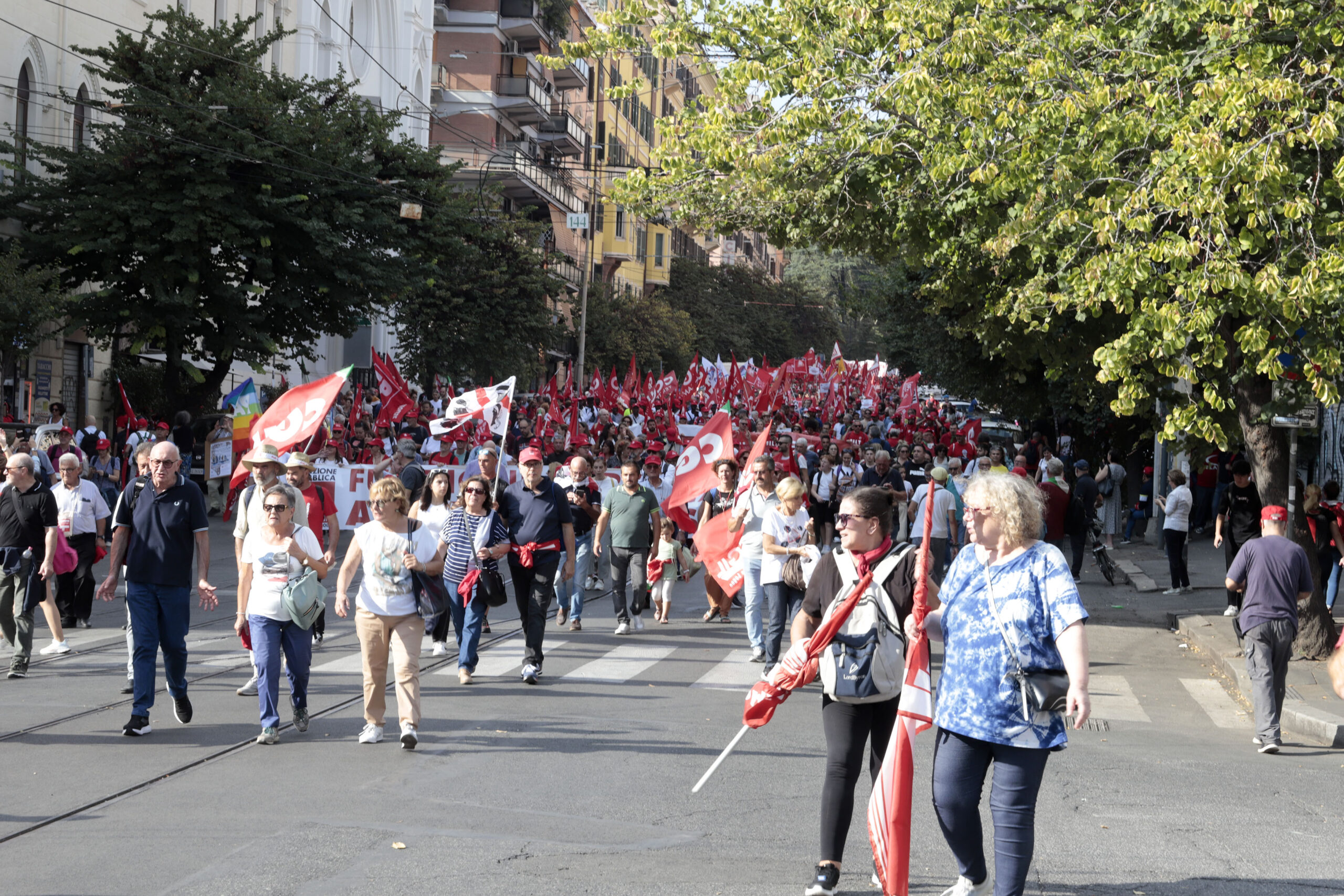 FOTO | Il popolo della “Via maestra” della Cgil riempie le vie di Roma